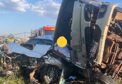 Falha em freios de caminhão causa colisão frontal na BR‑267; três pessoas ficam feridas