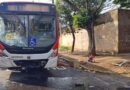 Vídeo: motociclista cruza avenida na Capital e acaba atropelada e arrastada por ônibus