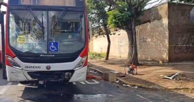 Vídeo: motociclista cruza avenida na Capital e acaba atropelada e arrastada por ônibus