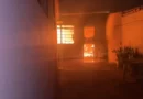 Duas casas ficam destruídas após incêndio criminoso no Jardim Cerejeiras