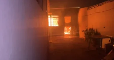 Duas casas ficam destruídas após incêndio criminoso no Jardim Cerejeiras