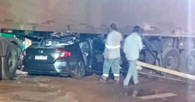 Dentista fica gravemente ferido após carro ficar preso embaixo de carreta na BR-262