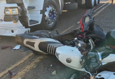 Vídeo: acidente no bairro Guanandi II envolve carro, três motos e caminhão