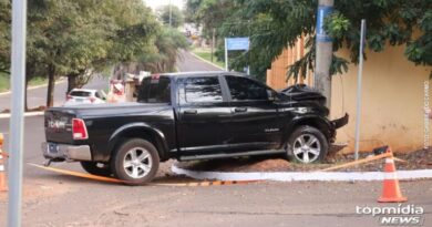 Dodge Ram bate em poste, deixa região sem energia e condutor foge