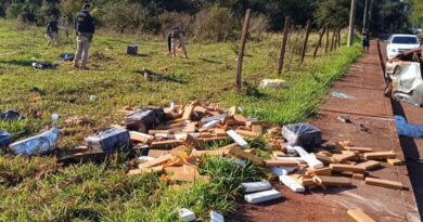 Caminhonete que capotou ao fugir da PRF em Dourados transportava quase 1,5 tonelada de maconha