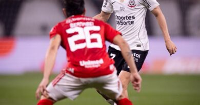 Inter perde, mas segura pressão e elimina o Corinthians na Arena