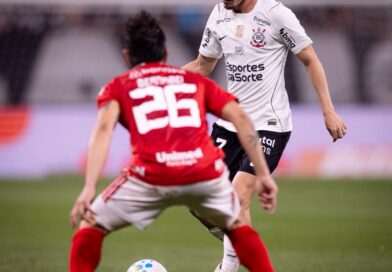 Inter perde, mas segura pressão e elimina o Corinthians na Arena