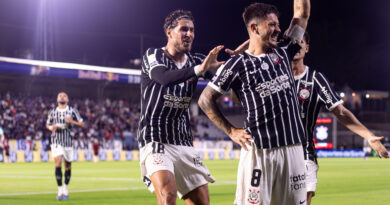 Com falha de Volpi, Corinthians vence o Bragantino fora de casa e encosta no G4