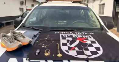 Mesmo com cerca elétrica, bandido pula muro de casa com facilidade e furta joias