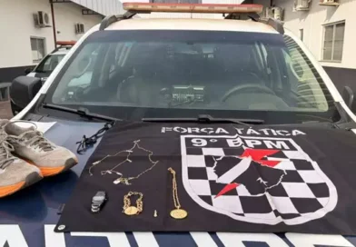 Mesmo com cerca elétrica, bandido pula muro de casa com facilidade e furta joias