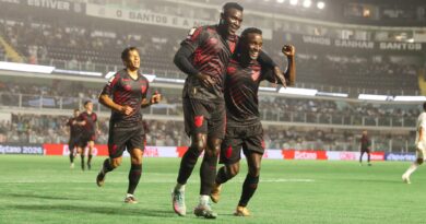 Viveros marca dois gols e dá vitória ao Athletico-PR contra o Santos na Vila Belmiro 