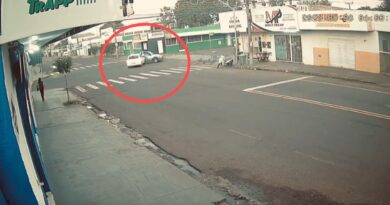 Vídeo: motorista fura o sinal e quase provoca capotamento de picape na Capital