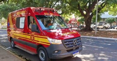 Após ser atingido por ônibus, morador de rua recusa atendimento e agride bombeiros