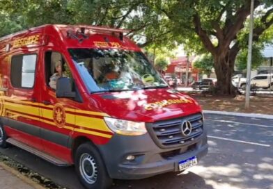 Após ser atingido por ônibus, morador de rua recusa atendimento e agride bombeiros