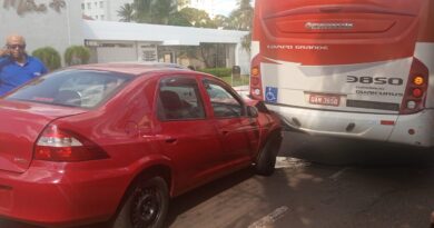 Carro fica sem os freios e bate na traseira de ônibus na Rua 25 de Dezembro