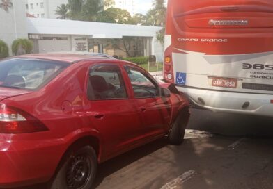 Carro fica sem os freios e bate na traseira de ônibus na Rua 25 de Dezembro