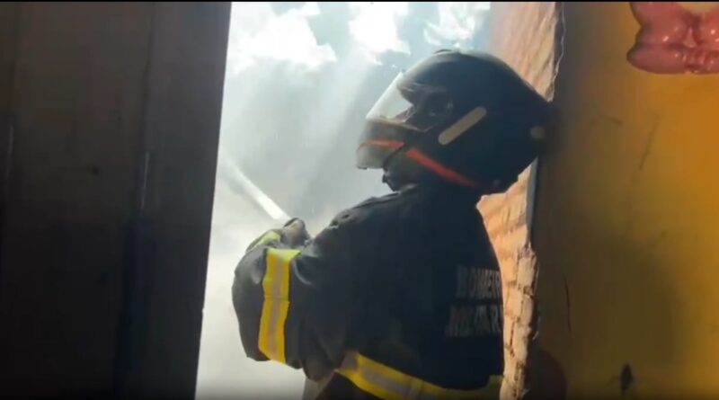 Vídeo: casa é destruída por incêndio que começou com brincadeira de criança