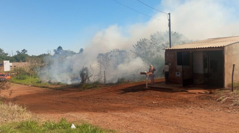 Casa fica completamente cercada pelo fogo em terreno no bairro Jardim das Cerejeiras; 2º caso em uma semana