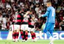 Flamengo domina o Botafogo no 1º tempo, mata o jogo no fim e vence clássico