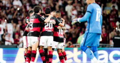 Flamengo domina o Botafogo no 1º tempo, mata o jogo no fim e vence clássico