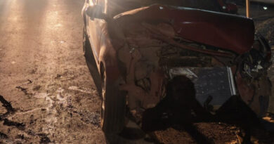 Veículo atinge caçamba em Corumbá e motorista é socorrido em estado grave