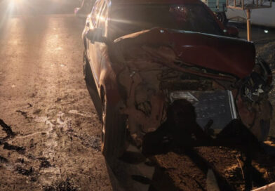 Veículo atinge caçamba em Corumbá e motorista é socorrido em estado grave