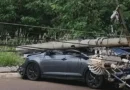Motorista abandona carro destruído após derrubar poste de energia na Capital