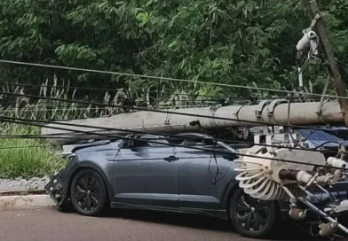 Motorista abandona carro destruído após derrubar poste de energia na Capital