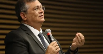 Dino manda PF investigar relação de Vorcaro com cemitérios em SP