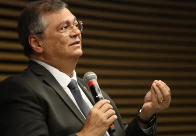 Dino manda PF investigar relação de Vorcaro com cemitérios em SP