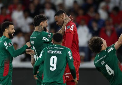 Palmeiras leva virada, mas vence nos pênaltis e vai à semifinal em noite de Carlos Miguel