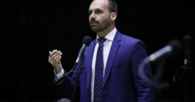 Ministério da Justiça demite Eduardo Bolsonaro por abandono de cargo