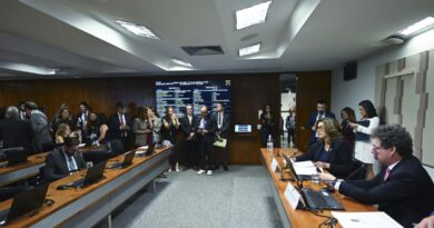 Comissão aprova MP da taxa das blusinhas: texto segue a plenários