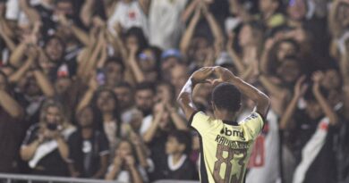 Vasco atropela o Coritiba em São Januário e dorme fora da zona de rebaixamento
