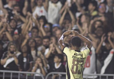 Vasco atropela o Coritiba em São Januário e dorme fora da zona de rebaixamento