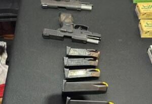 Polícia apreende armas, munições e cigarros em conveniências na Capital