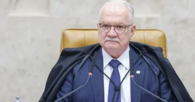 Fachin suspende decisões de Mendonça e Dino sobre diretor da PF