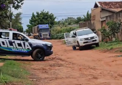 Suspeito foge para cômodo, avança com faca contra PM e morre baleado
