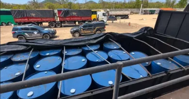 Receita e PF retêm carreta com 15 toneladas de acetato de etila em Corumbá