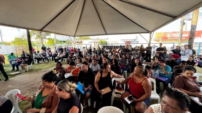 Fila dobra o quarteirão para trabalhar na Prefeitura, enquanto setores fecham por falta de gente