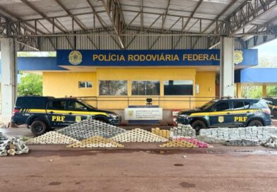 Quase uma tonelada de drogas escondida sob minério é apreendida pela PRF na BR-262