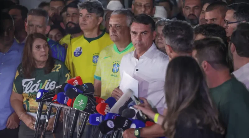 Moraes manda Flávio entregar passaporte e o proíbe de deixar o país