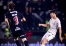 Em jogo de duas viradas, Vasco vence, respira na tabela e afunda o Corinthians