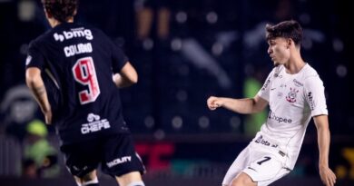Em jogo de duas viradas, Vasco vence, respira na tabela e afunda o Corinthians