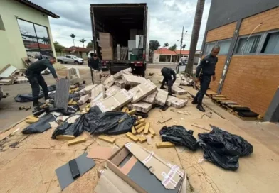 Motorista é preso com 3,2 toneladas de maconha escondidas em móveis