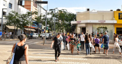 Feriados de domingo e segunda mudam horários do comércio e serviços na Capital