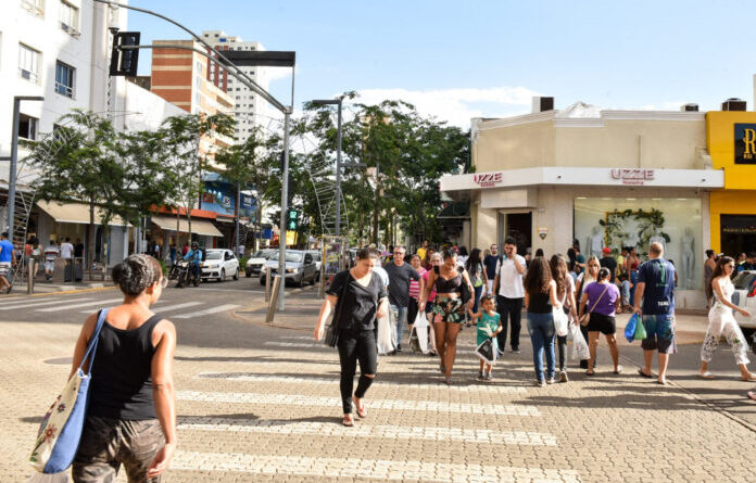 Feriados de domingo e segunda mudam horários do comércio e serviços na Capital