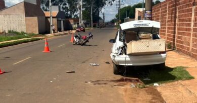 Mulher morre ao ser atropelada por moto enquanto guardava cadeiras no porta-malas de carro