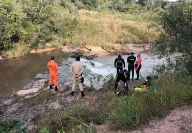 Menina de 12 anos morre afogada ao escorregar em pedras e cair no rio