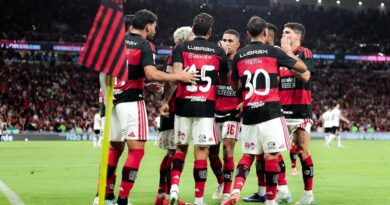 Flamengo vence Atlético-MG com gol nos acréscimos e mantém liderança do Brasileirão